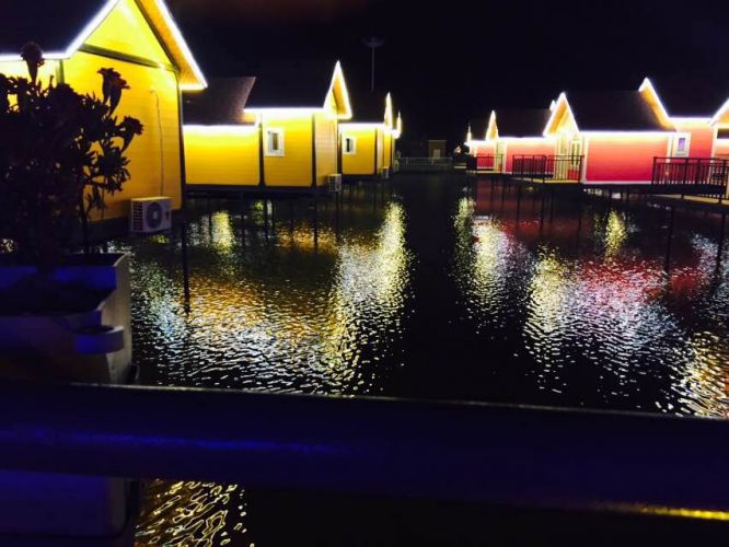 康辉旅游网<网红打卡>深圳出发英德宝墩湖湖山温泉、蒸汽小火车、峰林小镇、英西峰林十里画廊、茶园微体验2天1晚纯玩汽车团，特色餐<自助海鲜+烧烤BBQ><特色烤羊排><茶叶宴>