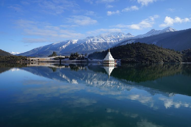 康辉旅游网<醉美林芝， 拉萨往返>特色西藏林芝+鲁朗林海+大峡谷+巴松错3天2晚跟团游，0自费，（品尝美味石锅鸡）