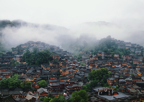 康辉旅游网【黔行经典】昆明起止黄果树+荔波小七孔+西江千户苗寨+青岩古镇纯玩4晚5天跟团游，入住3晚商务精品酒店+1晚西江特色客栈