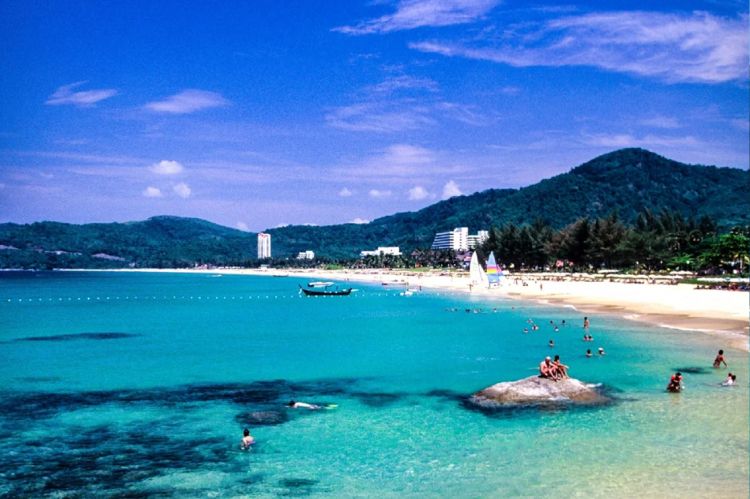 康辉旅游网<惠玩云南>深圳直飞昆明+丽江古城+玉龙雪山+蓝月谷+束河茶马古道+西山龙门+滇池大坝+楚雄彝人部落+大理古城:圣托里尼-理想邦+南诏御宴+彝人长街宴，双飞往返6天跟团游