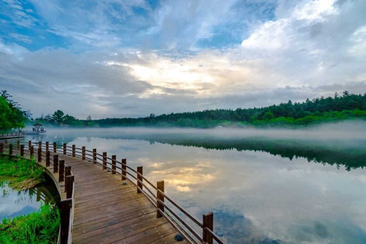 康辉旅游网深圳出发湖南郴州+寻雾小东江+船游白廊+丹霞高椅岭+莽山五指峰双高铁3天2晚跟团游，纯玩