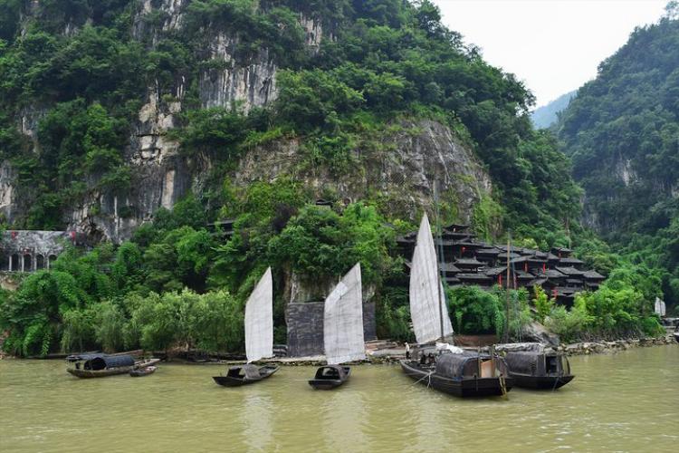 康辉旅游网武汉起止动车三峡大坝、三峡人家、清江画廊3天2晚跟团游