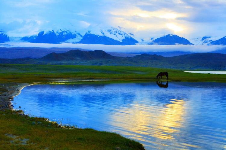 康辉旅游网新疆-<东方摩洛哥>喀什古城+塔莎杏花+喀拉库勒湖+盘龙古道四飞8日跟团游