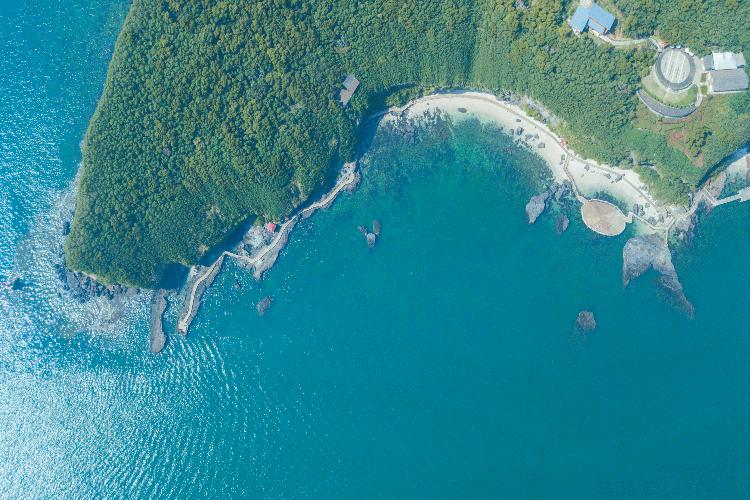 康辉旅游网<Hello涠洲岛>鳄鱼山火山公园、天主教堂、滴水丹屏、北海银滩、红树林动车4天