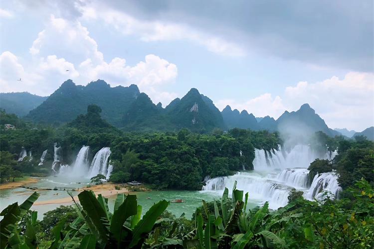 康辉旅游网<德巴仙境>德天跨国大瀑布、鹅泉、 巴马百魔天坑、凌云浩坤湖、明仕田园动车4天