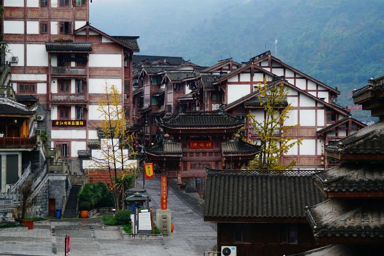 康辉旅游网<特惠-赤水丹霞>贵州遵义会议会址.茅台镇.赤水大瀑布.佛光岩四洞沟动车4天