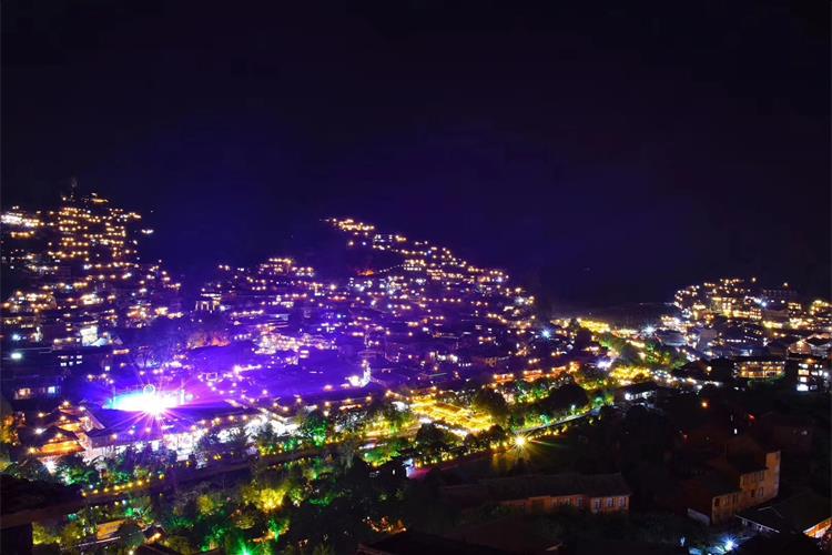 康辉旅游网<亲子>广州往返畅游贵州 龙里油画大草原+天眼+天洞+西江千户苗寨 双动5天