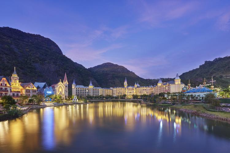 康辉旅游网【赞轻奢】广州往返英德巧克力王国酒店3天2晚，喀斯特汤泉任泡，食足4餐