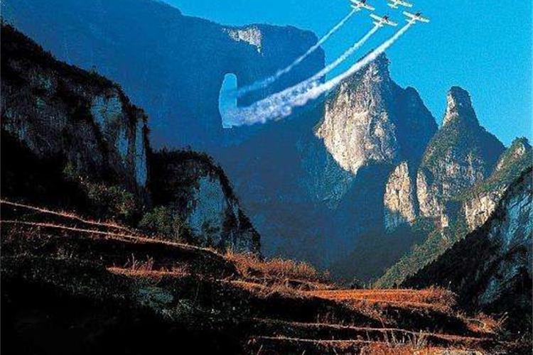 康辉旅游网<经典>广州往返 芙蓉镇 湘西苗寨 茶峒边城 凤凰古城 高铁4天