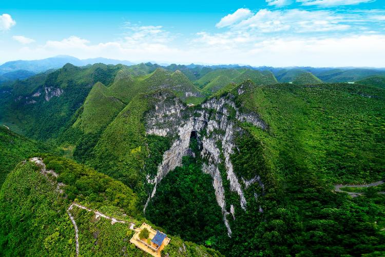 康辉旅游网广州往返 枫中奇缘德保红叶森林公园、乐业大石围天坑、罗妹莲花洞、安平仙河动车5天