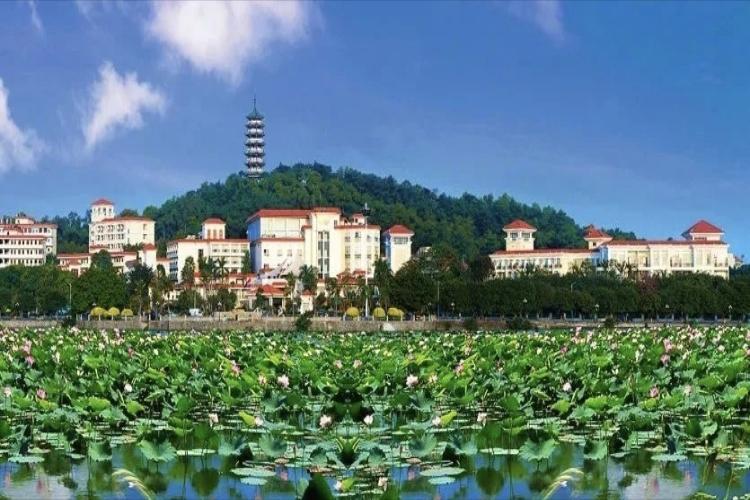 康辉旅游网<潇洒行>广州往返-东莞桥头三正半山酒店轻奢度假2天（东莞可园&海战博物馆）