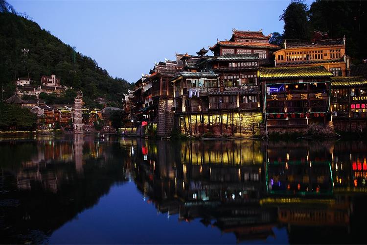 康辉旅游网<经典>广州往返，湖南湘约赏花季+长沙铜官窑樱花大道+张家界七星山+凤凰双高4天