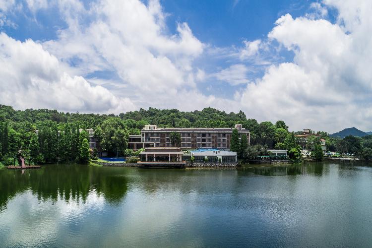 康辉旅游网广州往返【一山 . 一水 . 一白云】佛山长鹿休博园+广州白云湖畔酒店纯玩2天