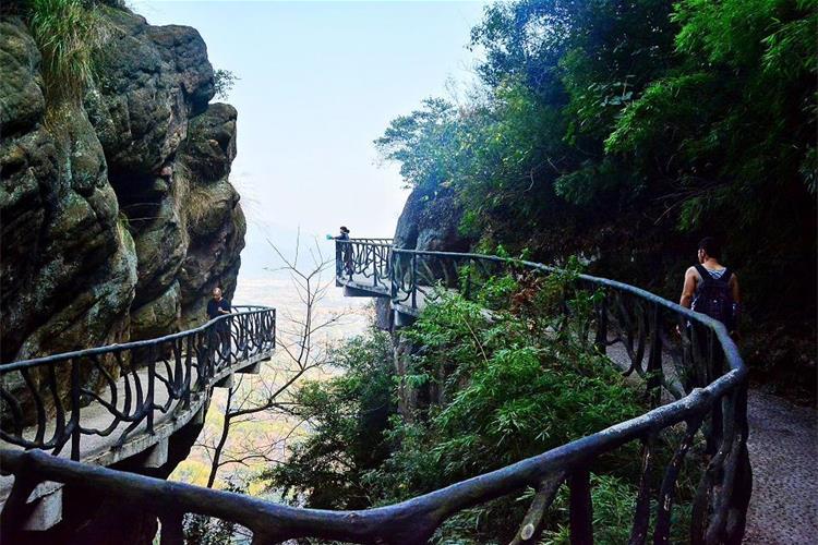 康辉旅游网潮汕出发韶关丹霞山南华寺云门山云山飞瀑瑶族篝火晚会双动3天2晚【韶关全景】