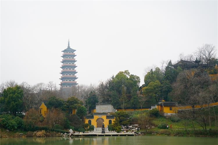 康辉旅游网潮汕出发韶关丹霞山南华寺翁源东华寺新丰红叶茶园汽车3天2晚<韶醉丹霞双寺祈福>