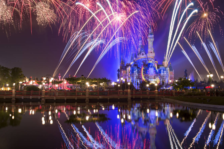 康辉旅游网<单订早鸟>上海迪士尼乐园1日门票+3钻通兑酒店2选1亲子2天1晚套餐