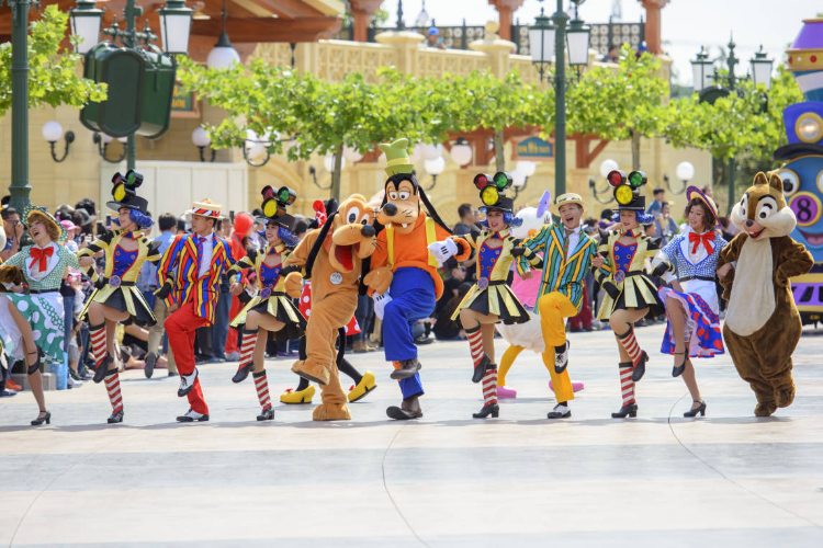 康辉旅游网<单订早鸟>上海迪士尼乐园1日门票+4钻通兑酒店4选1亲子2天1晚套餐