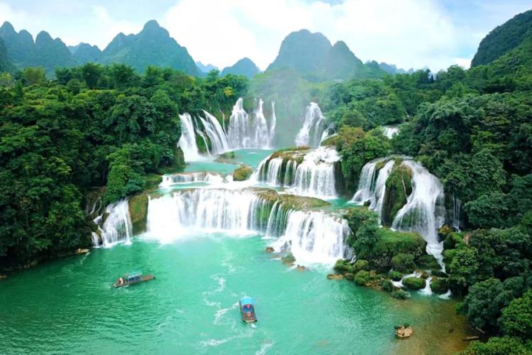 康辉旅游网广州往返广西德天跨国大瀑布、峒那屿湾、靖西鹅泉动车纯玩3天，三月三德天仙境