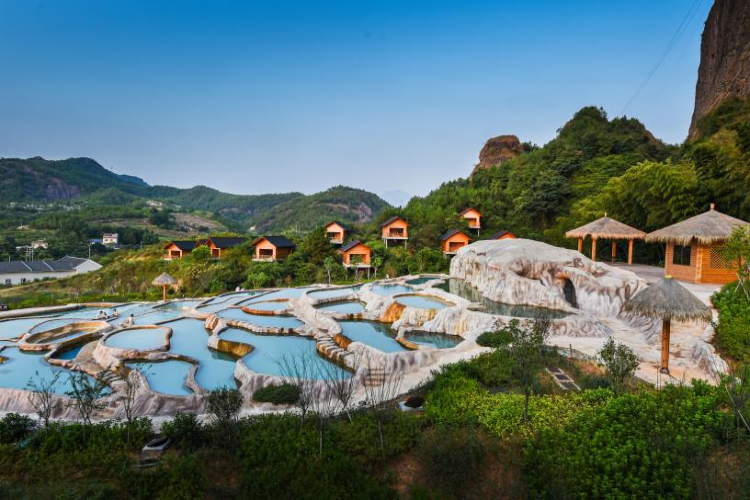 康辉旅游网【江西跨省汽车团】东江源头 丹霞奇境 灵石温泉纯玩3天