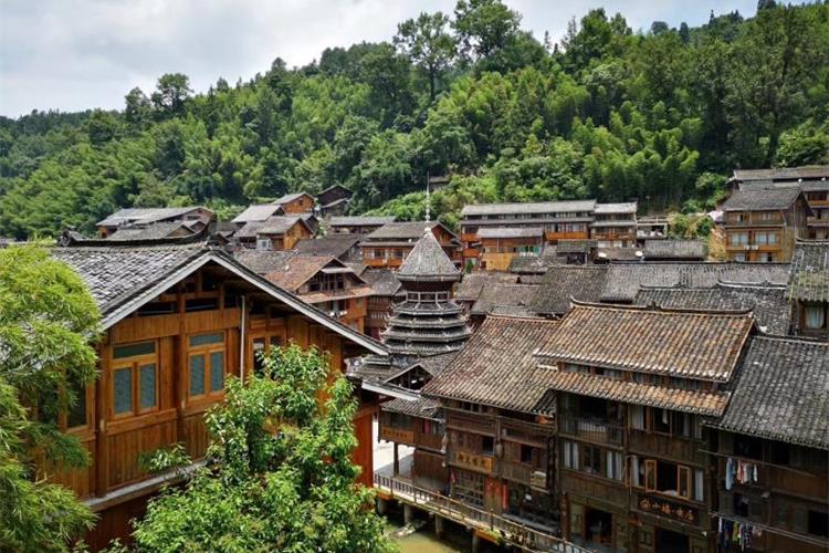 康辉旅游网<遇见>飞瀑梵音魅力肇兴，龙里油画草原+黄果树+梵净山+肇兴侗寨+堂安，双动五天