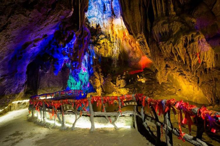 康辉旅游网【任摘任吃·杨梅】广州往返英西峰林九重天七彩溶洞·豆工坊下午茶·品竹筒鸡宴1天