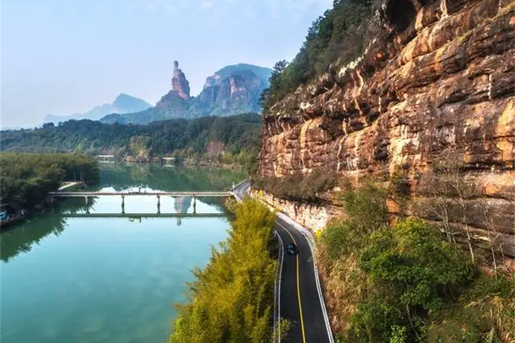 康辉旅游网【水陆空通玩】广州往返韶关丹霞山+汝城入住1晚郴州暖水温泉希尔顿惠庭酒店纯玩3天